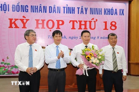 Ông Nguyễn Thanh Ngọc (người cầm hoa) được bầu giữ chức Chủ tịch UBND tỉnh Tây Ninh, nhiệm kỳ 2016-2020. (Ảnh: Lê Đức Hoảnh/TTXVN)