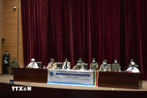 Phó Chủ tịch Ủy ban cứu quốc của nhân dân (CSNP) tự xưng sau binh biến ở Mali, Tướng Malick Diaw (giữa) cùng các quan chức quân sự cấp cao tại cuộc họp về việc thành lập Chính phủ chuyển tiếp của Mali ở Bamako ngày 5/9. (Ảnh: AFP/TTXVN)