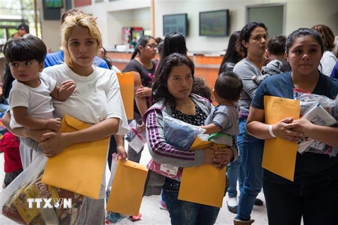 Người nhập cư tại McAllen, bang Texas, Mỹ. (Ảnh: AFP/TTXVN)