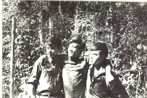 Ông Đỗ Sỹ Mến (ngoài cùng bên phải) cùng đồng đội. (Nguồn: baotintuc.vn)
