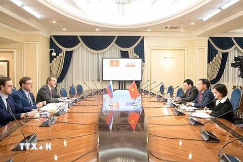 Chủ tịch Ủy ban đối ngoại Thượng viện Nga Konstantin Kosachev (ngồi giữa, bên trái) trong một cuộc gặp với Đại sứ Việt Nam tại Nga Ngô Đức Mạnh. (Ảnh: TTXVN phát)