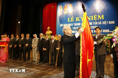 Trao tặng Huân chương Hồ Chí Minh (lần 2) cho TTXVN, tại Lễ kỷ niệm 65 năm Ngày thành lập Thông tấn xã Việt Nam (15/9/1945-15/9/2010). (Ảnh: Trí Dũng/TTXVN)