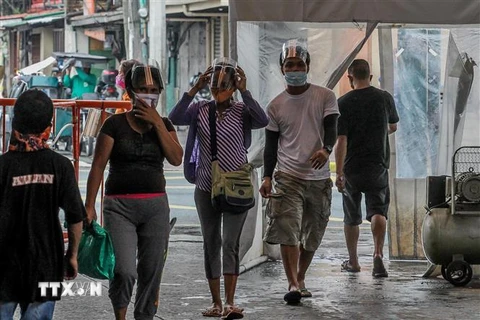 Người dân đeo khẩu trang phòng lây nhiễm COVID-19 tại một chợ ở Manila,Philippines. (Ảnh: THX/TTXVN)