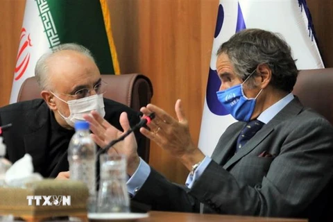 Người đứng đầu Tổ chức Năng lượng Nguyên tử Iran (AEOI) Ali Akbar Salehi (trái) và Tổng Giám đốc IAEA Rafael Mariano Grossi (phải) tại cuộc họp báo sau cuộc găp ở Tehran, Iran, ngày 25/8. (Ảnh: AFP/TTXVN)