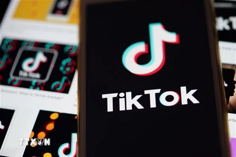 Biểu tượng TikTok trên màn hình điện thoại di động tại Arlington, Virginia, Mỹ. (Ảnh: THX/TTXVN)