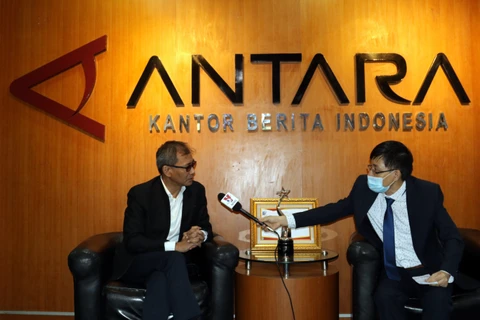 Chủ tịch - Tổng Giám đốc Hãng Thông tấn chính thức Antara của Indonesia, ông Meidyatama Suryodiningrat trao đổi với phóng viên TTXVN tại Jakarta. (Ảnh: Hải Ngọc/PV TTXVN tại Indonesia)