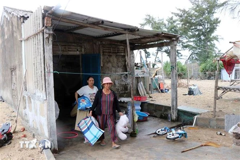 Người dân sinh sống ở vùng ven biển huyện Phú Vang di dời đồ đạc để đến nơi an toàn tránh trú bão số 5. (Ảnh: Đỗ Trưởng/TTXVN)