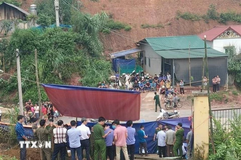 Hiện trường ba học sinh tử vong vì sập cổng trường ở Lào Cai. (Ảnh: TTXVN)