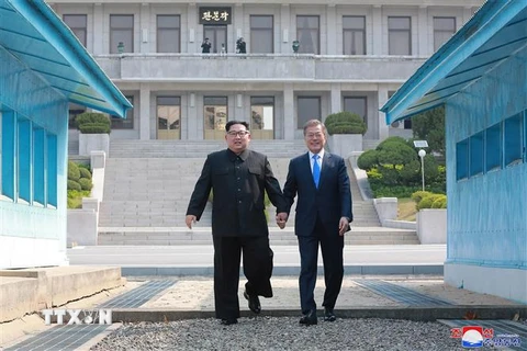Tổng thống Hàn Quốc Moon Jae-in (phải) và nhà lãnh đạo Triều Tiên Kim Jong-un tại Hội nghị thượng đỉnh ở làng đình chiến Panmunjom ngày 29/4/2018. (Ảnh: AFP/TTXVN)