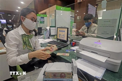 Khách hàng giao dịch tại hội sở chính Vietcombank. (Ảnh: Trần Việt/TTXVN)