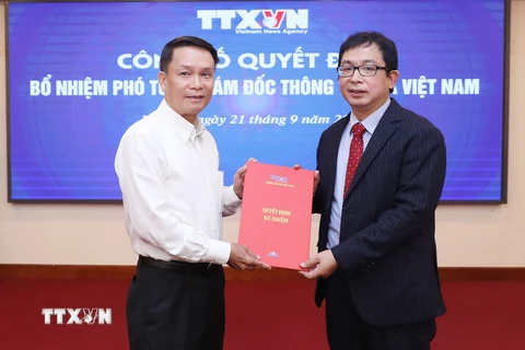 Ủy viên Trung ương Đảng, Tổng Giám đốc TTXVN Nguyễn Đức Lợi trao Quyết định bổ nhiệm Phó Tổng Giám đốc TTXVN cho ông Nguyễn Tuấn Hùng. (Ảnh: Lâm Khánh/TTXVN)