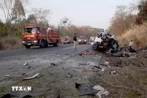 Lực lượng chức năng điều tra tại hiện trường vụ tai nạn giao thông nghiêm trọng trên đường cao tốc thị trấn Patos de Minas thuộc bang Minas Gerais, Đông Nam Brazil. (Ảnh: Montes Claros/TTXVN)