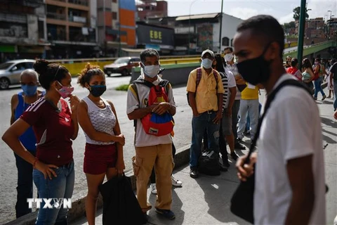 Người dân đeo khẩu trang phòng lây nhiễm COVID-19 tại Caracas, Venezuela. (Ảnh: AFP/TTXVN)