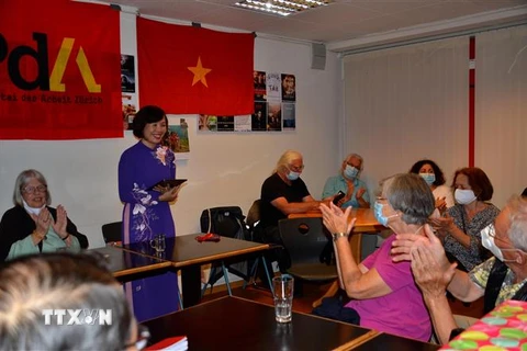 Đại sứ Lê Linh Lan phát biểu tại Lễ kỷ niệm 75 năm ngày Việt Nam tuyên bố độc lập tại Zurich. (Ảnh: Tố Uyên/TTXVN)