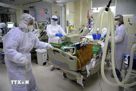 Bệnh nhân COVID-19 được điều trị tại bệnh viện Santa Casa de Misericordia ở Porto Alegre, Brazil. (Ảnh: AFP/TTXVN)