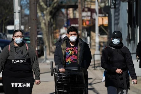 Người dân đeo khẩu trang phòng lây nhiễm COVID-19 tại New York, Mỹ. (Ảnh: AFP/TTXVN)