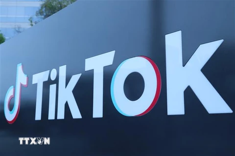 Biểu tượng TikTok bên ngoài văn phòng tại thành phố Culver, bang California, Mỹ. (Ảnh: THX/TTXVN)