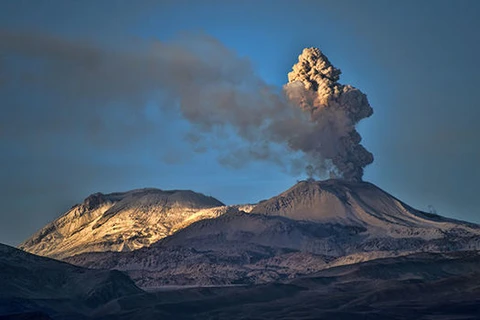 Núi lửa Sabancaya trong một lần phun trào. (Nguồn: Getty)