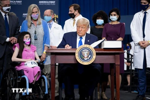 Tổng thống Mỹ Donald Trump ký sắc lệnh hành pháp về chăm sóc sức khỏe người dân tại thành phố Charlotte, bang Bắc Carolina. (Ảnh: AFP/TTXVN)