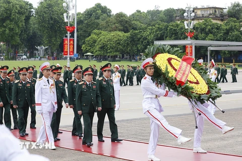 Đoàn đại biểu dự Đại hội Đảng bộ Quân đội lần thứ XI đặt vòng hoa và vào Lăng viếng Chủ tịch Hồ Chí Minh. (Ảnh: Dương Giang/TTXVN)