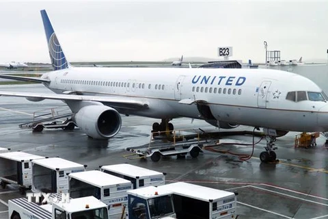 Máy bay của hãng hàng không United Airlines tại sân bay quốc tế Boston Logan, Mỹ. (Ảnh: AFP/TTXVN)