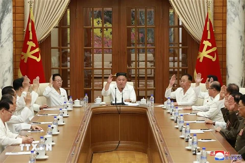 Nhà lãnh đạo Triều Tiên Kim Jong-un (giữa) chủ trì cuộc họp Bộ Chính trị Ủy ban Trung ương Đảng Lao động Triều Tiên, tại Bình Nhưỡng ngày 25/8. (Ảnh: YONHAP/TTXVN)