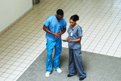 Các nhân viên y tế không thể đăng nhập và phải làm việc một cách thủ công. Ảnh minh họa. (Nguồn: Getty Images)