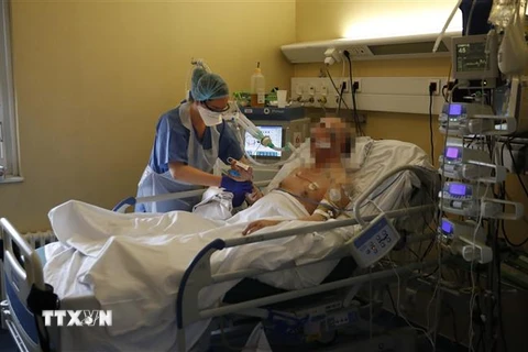 Điều trị cho bệnh nhân COVID-19 tại bệnh viện Peupliers ở Paris, Pháp. (Ảnh: AFP/TTXVN)