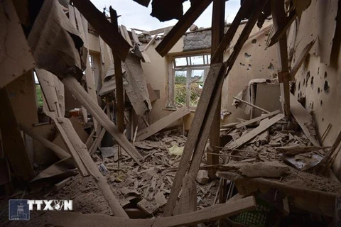 Nhà cửa bị phá hủy trong cuộc giao tranh giữa lực lượng ly khai người Armenia và binh sỹ Azerbaijan tại thành phố Martuni, khu vực Nagorny-Karabakh. (Ảnh: AFP/TTXVN)