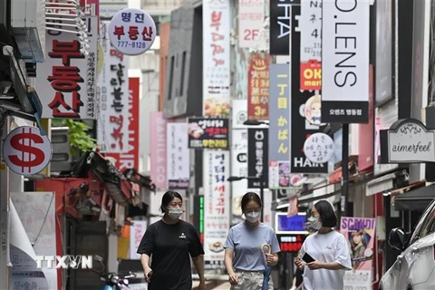 Người dân đeo khẩu trang phòng lây nhiễm COVID-19 tại Seoul, Hàn Quốc. (Ảnh: AFP/TTXVN)