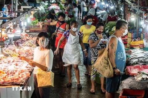 Người dân mua thực phẩm tại một khu chợ ở Manila, Philippines. (Ảnh: AFP/TTXVN)