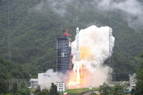 Tên lửa đẩy Trường Chinh-3B mang theo 2 vệ tinh Bắc Đẩu-3 rời bệ phóng ở Tứ Xuyên, Trung Quốc. (Ảnh: THX/TTXVN)