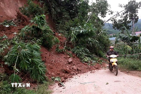 Sạt lở đất ảnh hưởng đến các phương tiện tham gia giao thông tại xã Minh Tân, huyện Bảo Yên, Lào Cai. (Ảnh: Quốc Khánh/TTXVN)