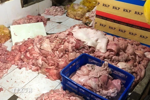 Sản phẩm thịt lợn bốc mùi hôi thối tại hiện trường. (Ảnh: TTXVN phát)