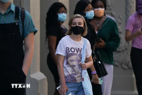 Sinh viên đeo khẩu trang phòng lây nhiễm COVID-19 tại New York, Mỹ. (Ảnh: AFP/TTXVN)