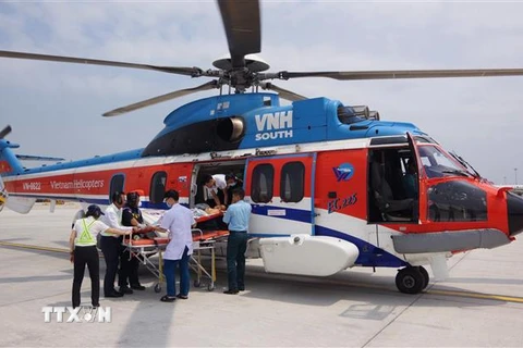 Trực thăng chuyển bệnh nhân từ Trường Sa về đất liền cấp cứu. Ảnh minh họa. (Ảnh: TTXVN phát)