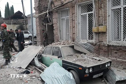 Nhà cửa bị phá hủy sau vụ phóng rocket và nã pháo của các lực lượng Armenia tại Ganja , Azerbaijan. (Ảnh: AFP/TTXVN)