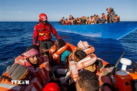 Lực lượng cứu hộ giải cứu người di cư ở ngoài khơi bờ biển Libya, trên Địa Trung Hải. (Ảnh: AFP/TTXVN)