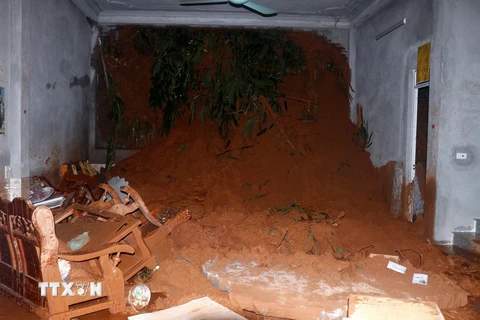 Một nhà dân tại Làng Pẳn, xã Quang Kim, huyện Bát Xát bị sập tường nhà, đất đá tràn vào làm hư hại nhiều tài sản. (Ảnh: Quốc Khánh/TTXVN)