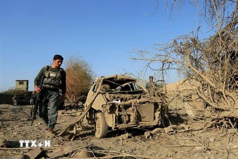 Lực lượng an ninh Afghanistan điều tra tại hiện trường vụ đánh bom xe nhằm vào tòa nhà chính quyền huyện Ghani Khel, tỉnh Nangarhar ngày 3/10. (Ảnh: Reuters/TTXVN)