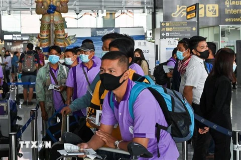 Hành khách đeo khẩu trang phòng lây nhiễm COVID-19 tại sân bay Suvarnabhumi ở Bangkok, Thái Lan. (Ảnh: AFP/TTXVN)