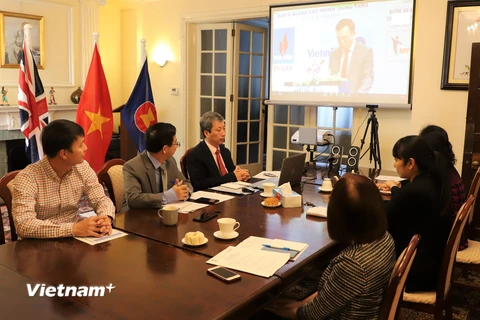 Đại sứ Trần Ngọc An và cán bộ Đại sứ quán Việt Nam tại Anh tham dự Diễn đàn trực tuyến Quan hệ thương mại và đầu tư Việt Nam-Vương quốc Anh. (Ảnh: Đình Thư/Vietnam+)