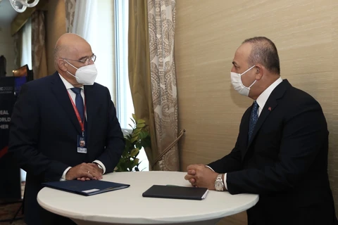 Ngoại trưởng Thổ Nhĩ Kỳ Mevlut Cavusoglu và người đồng cấp Hy Lạp Nikos Dendias gặp nhau bên lề Diễn đàn An ninh toàn cầu. (Nguồn: AA)