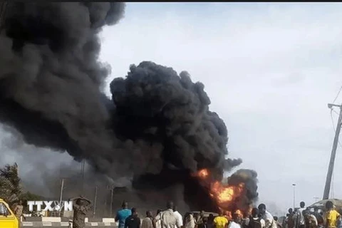 Khói đen bốc lên tại hiện trường vụ nổ trạm xăng ở khu vực Baruwa, ngoại ô thành phố Lagos, Nigeria. (Ảnh: Daily Post/TTXVN)