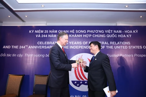 Đại sứ Hoa Kỳ Daniel Kritenbrink và Quyền Bộ trưởng Y tế Nguyễn Thanh Long tại buổi lễ (Ảnh: Lê Minh Sơn/Vietnam+)