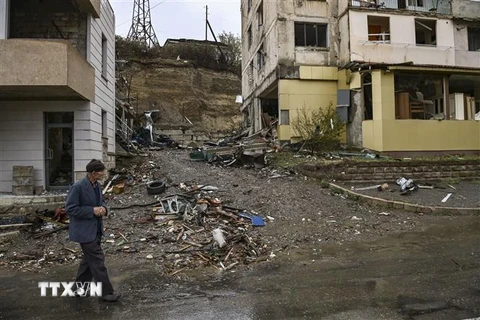 Những tòa nhà bị phá hủy trong xung đột giữa lực lượng Armenia và binh sĩ Azerbaijan tại thành phố Stepanakert, thủ phủ khu vực tranh chấp Nagorny-Karabakh. (Ảnh: AFP/TTXVN)