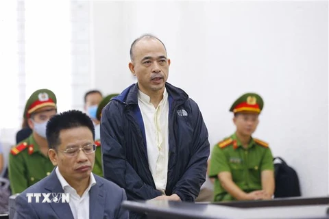 Bị cáo Nguyễn Xuân Sơn (ngồi) và bị cáo Vũ Trọng Hải (đứng) tại phiên tòa. (Ảnh: Doãn Tấn/TTXVN)