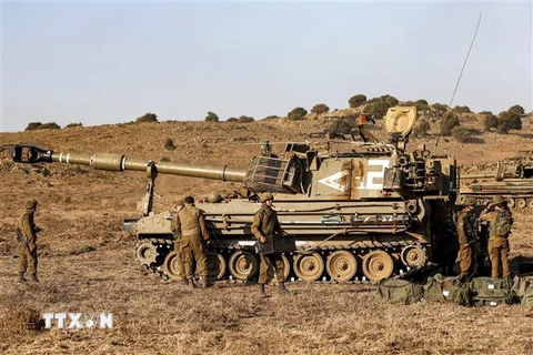Binh sỹ Israel tham gia một cuộc diễn tập quân sự tại Cao nguyên Golan, gần Merom Golan trên biên giới với Syria. (Ảnh: AFP/TTXVN)