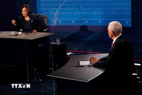 Phó Tổng thống Mỹ Mike Pence (phải) và ứng viên Phó Tổng thống đảng Dân chủ, Thượng nghị sỹ bang California Kamala Harris trong cuộc tranh luận trực tiếp duy nhất tại thành phố Salt Lake, bang Utah ngày 7/10. (Ảnh: AFP/TTXVN)