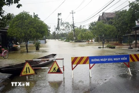 Nhiều nơi ở huyện Phong Điền, Thừa Thiên-Huế, bị ngập sâu trong nước. (Ảnh: TTXVN phát)